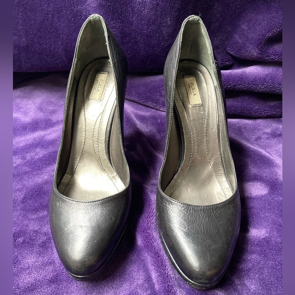 Furla black leather round toe pumps Italy size 38